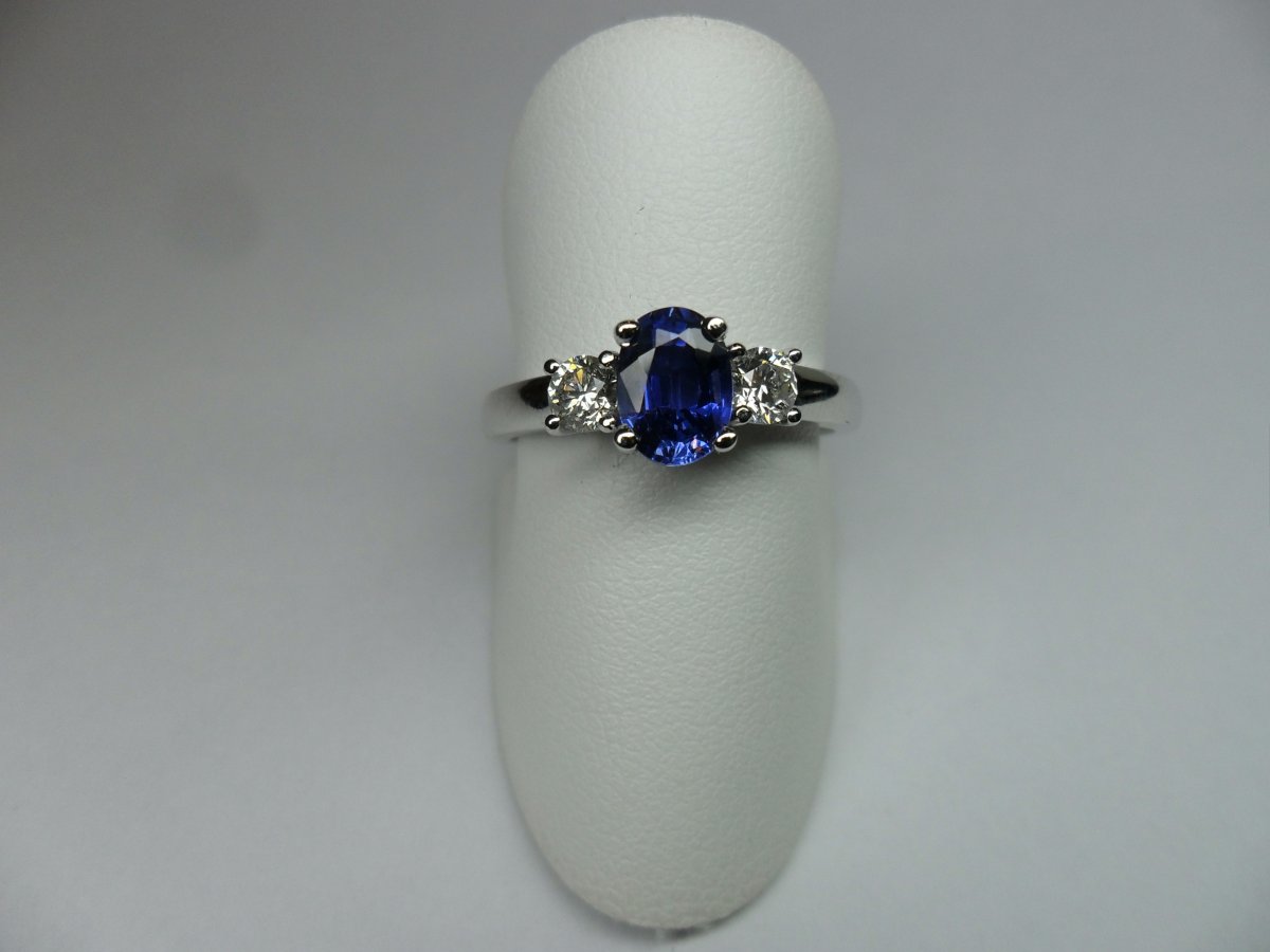 Rij Ring met Ovaal Saffier en Briljant Witgoud